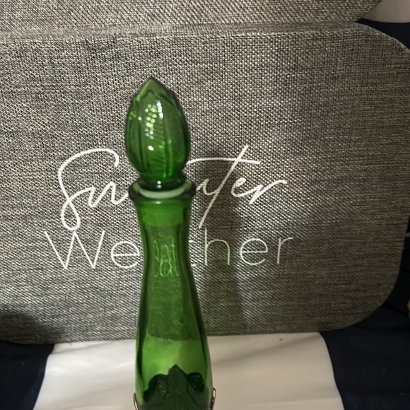 Vintage Avon Empire Green Decanter/Bud Vase and Ruby Red Bud Vase. Set of Two. - Picture 5 of 11